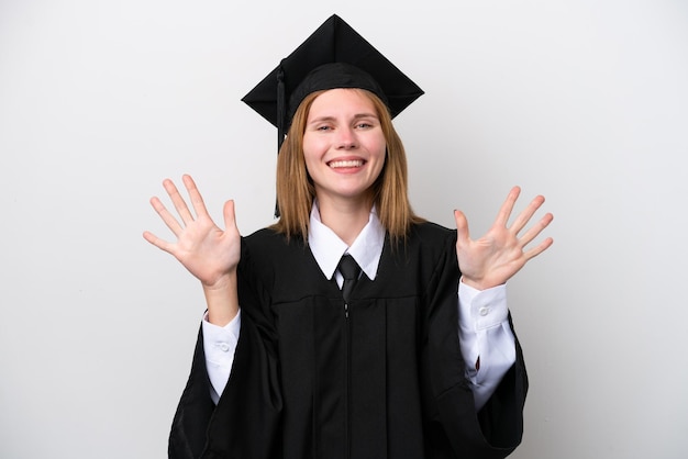 Mulher inglesa jovem graduada na universidade isolada em fundo branco contando dez com os dedos