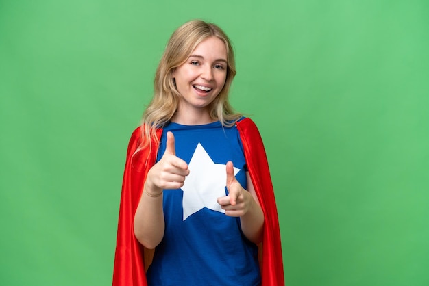 Mulher inglesa super-herói sobre fundo isolado, apontando para a frente e sorrindo