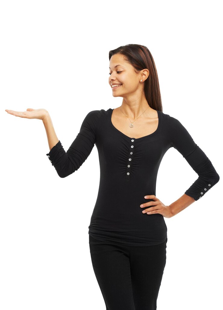 Foto mulher iniciante e feliz em estúdio com opinião de escolha e oferta de investimento gesto de empreendedor e conselhos em fundo branco para financiamento de pequenas empresas com espaço para colocação de produtos