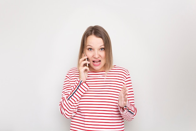 Mulher insatisfeita com raiva falando ao telefone, reclama do serviço.