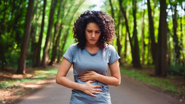 Foto mulher insatisfeita sofre de sentimentos dolorosos no estômago toca na barriga respira profundamente tem pr