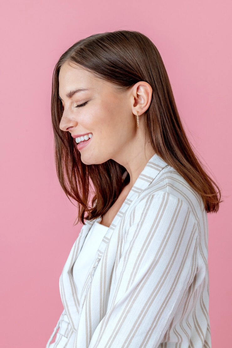 Foto mulher inteligente alegre sorrindo isolada no fundo