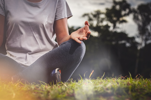 Mulher inteligente de Ásia exercício e meditação no jardim com relax