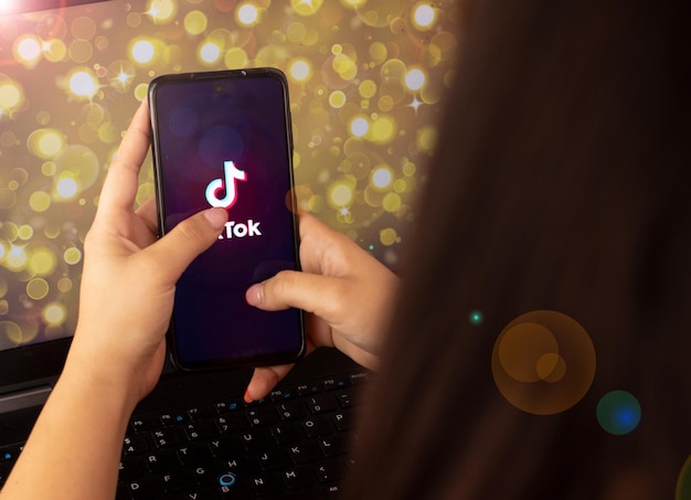 Mulher interageu com telefone celular abrindo tiktok