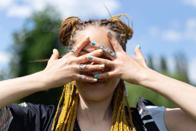 Mulher iogue com dreadlocks praticando pose de ioga