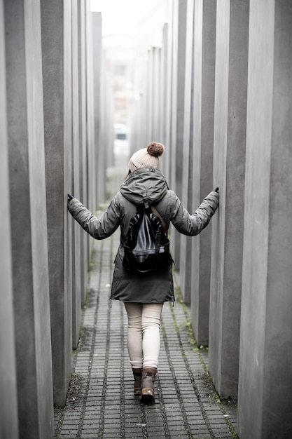 Mulher irreconhecível caminhando no memorial aos judeus assassinados da Europa no conceito de turismo de Berlim