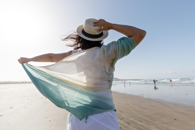 Mulher irreconhecível desfrutando de liberdade na praia