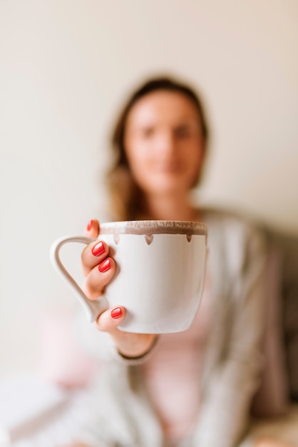 Mulher irreconhecível segurando uma xícara de café. Conceito de café.