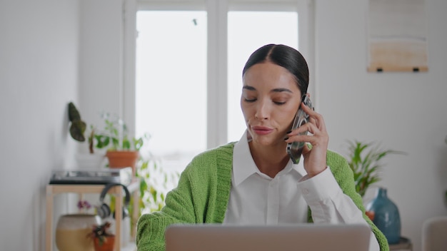 Mulher irritada a falar por telemóvel em casa. Mulher de negócios louca a ligar.