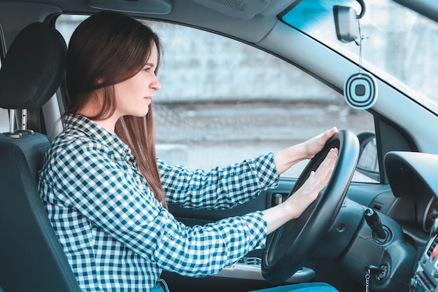 Mulher irritada buzinando no carro