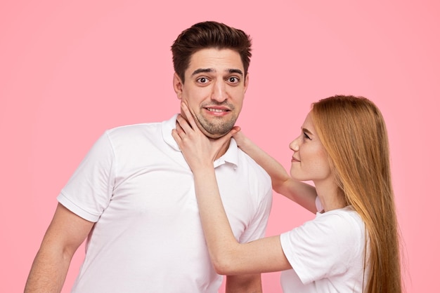 Mulher irritada engasgando namorado durante discussão