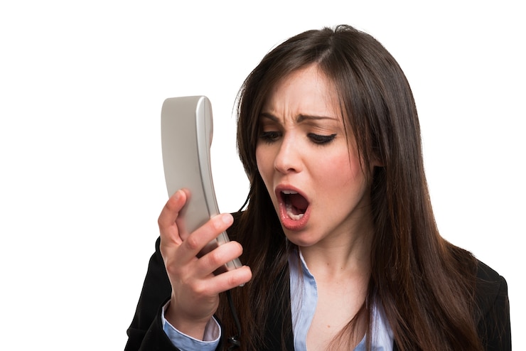 Foto mulher irritada, gritando ao telefone
