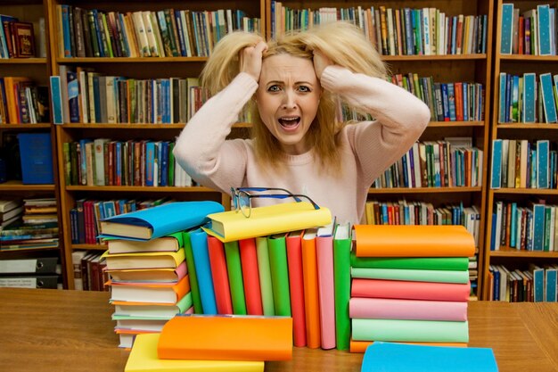 Mulher irritada, gritando, caucasiano, menina, com, cabelo longo, gritando, com, fúria, em, a, biblioteca