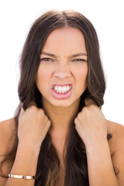 Mulher irritada puxando seu cabelo