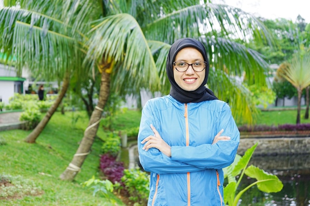 mulher islâmica treinando hijab ásia, bela jovem atleta da Ásia exercita-se