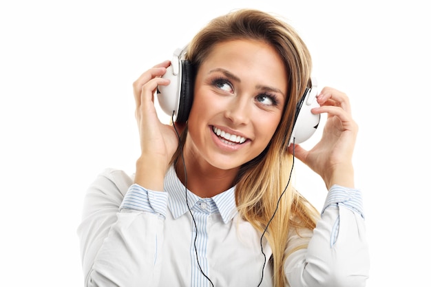 Mulher isolada sobre o branco com fones de ouvido ouvindo música