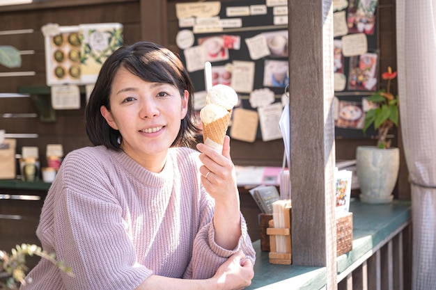 Mulher japonesa com sorvete e sorriso