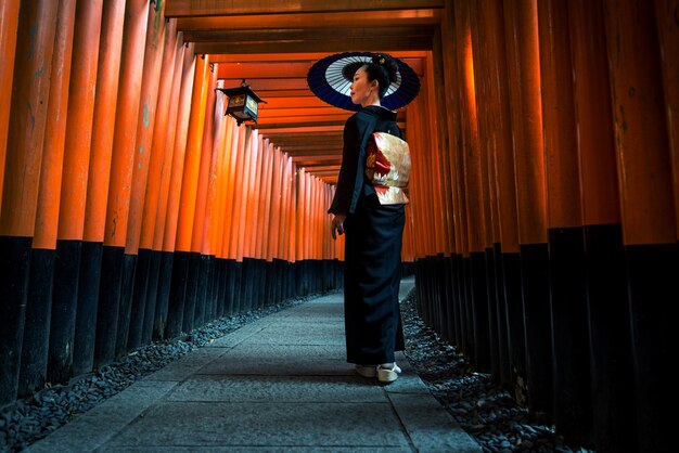 Mulher japonesa no santuário de fushimi inari