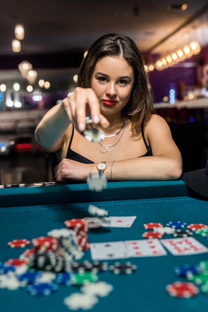 Mulher joga jogo de pôquer e aposta, cassino