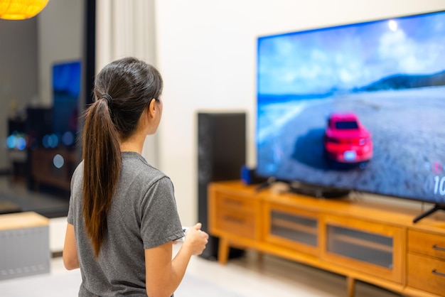 Mulher joga videogame em casa