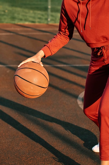 Foto mulher jogando basquete ao ar livre