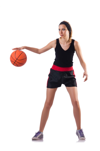 Mulher jogando basquete isolado no branco