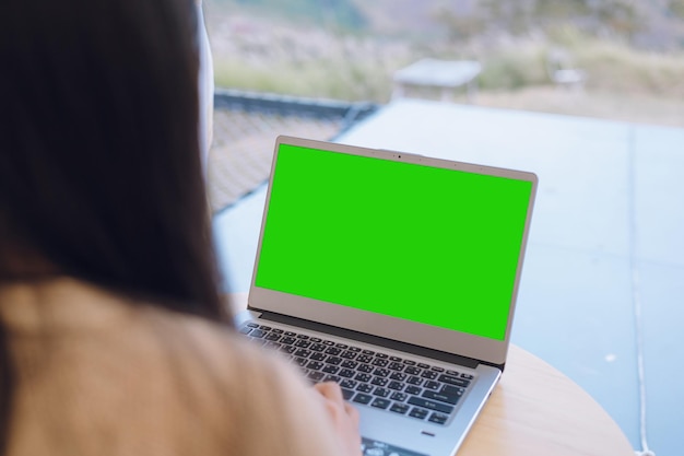 Foto mulher jogando computador de tela verde para design