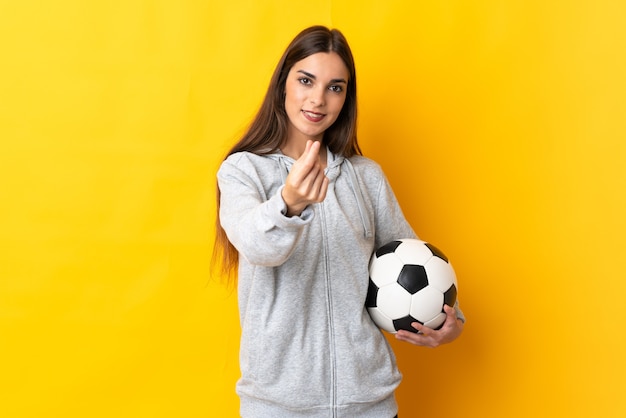 mulher jogando futebol sobre fundo isolado