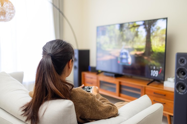 Mulher jogando videogame em casa