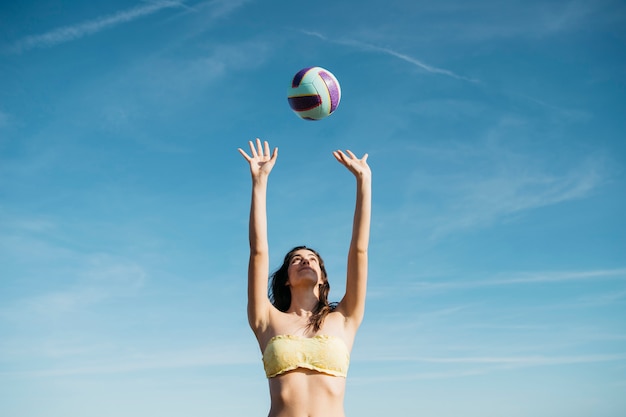 Mulher, jogando voleibol, praia