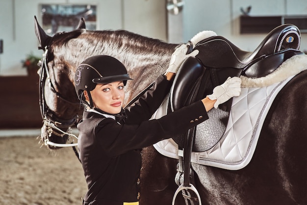 Mulher jóquei com seu cavalo