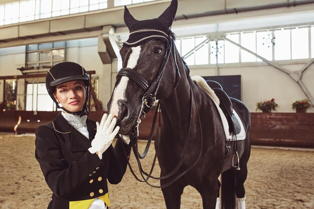 Mulher jóquei com seu cavalo