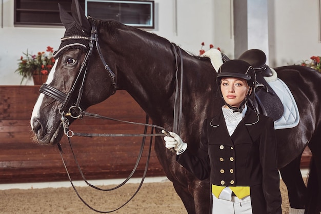 Mulher jóquei com seu cavalo