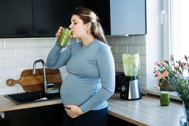 Foto mulher jovem a beber um copo.