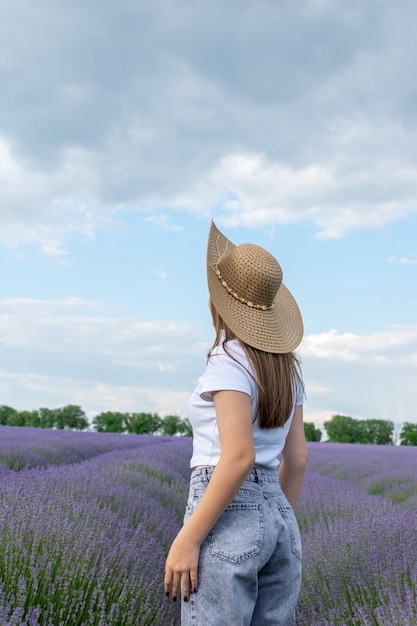 Mulher jovem a caminhar no campo de lavanda