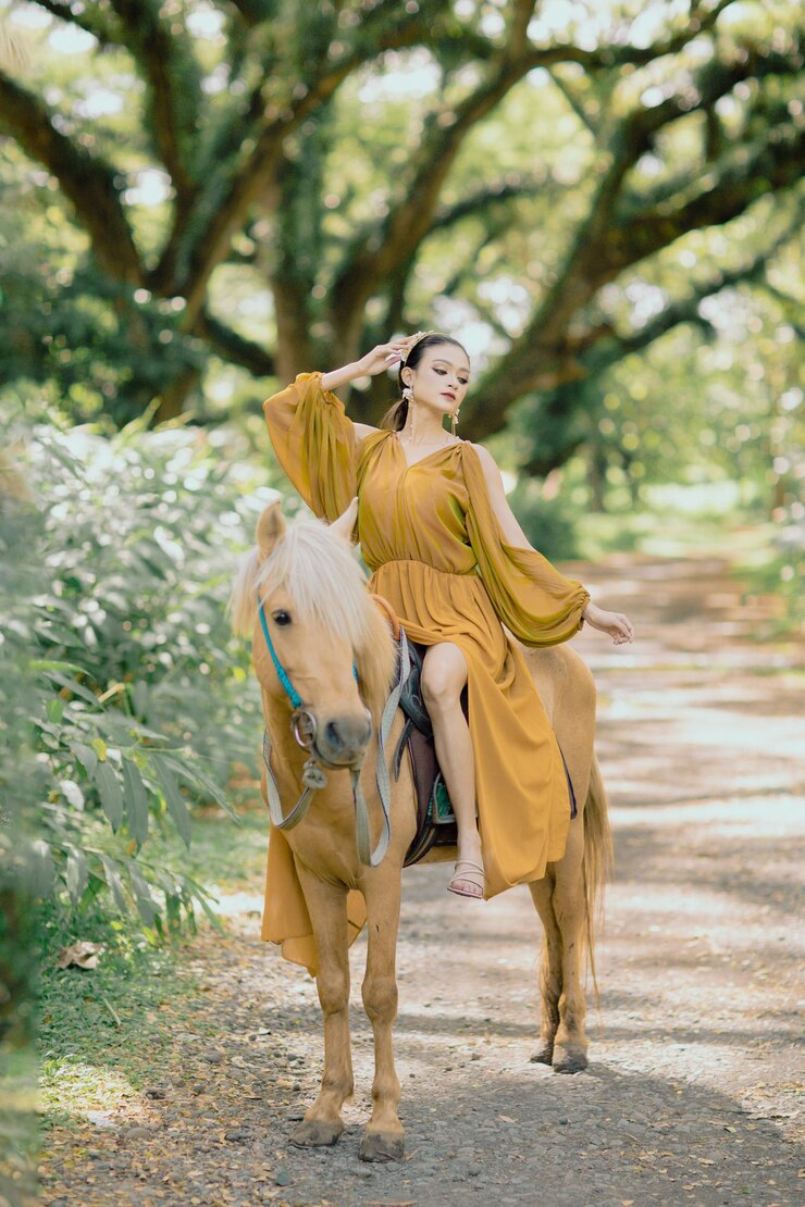 Foto mulher jovem a cavalo