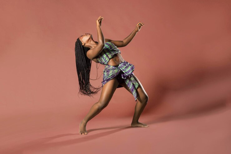 Foto mulher jovem a dançar contra um fundo castanho