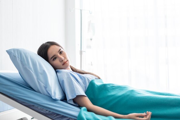 Foto mulher jovem a descansar na cama.