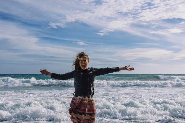 Foto mulher jovem a divertir-se na praia.