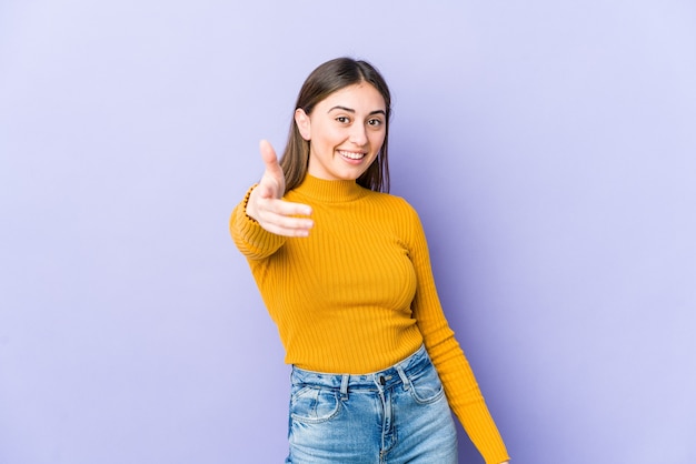 Mulher jovem a esticar a mão num gesto de saudação