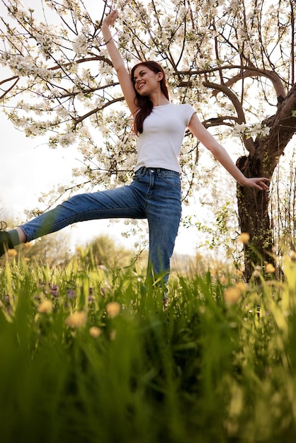 Mulher jovem a exercitar-se no campo