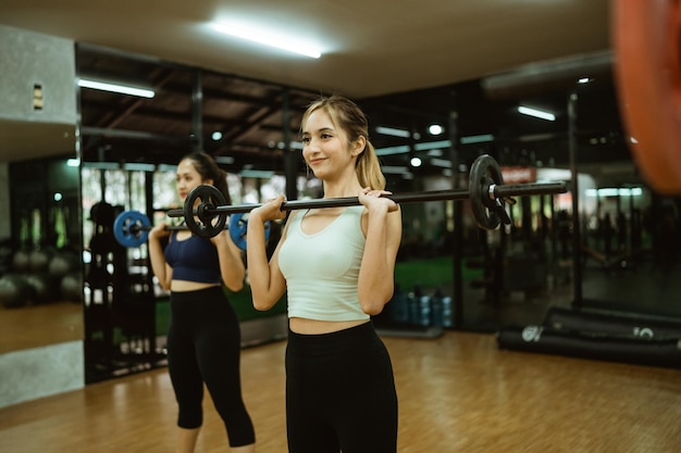 Mulher jovem a exercitar-se no ginásio.