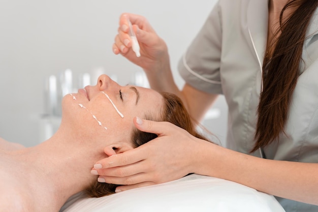 Mulher jovem a fazer um procedimento de cuidados com a pele num salão de beleza.