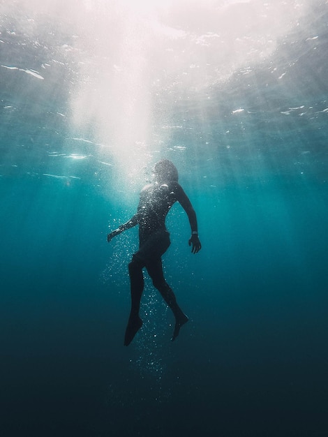 Foto mulher jovem a nadar no mar