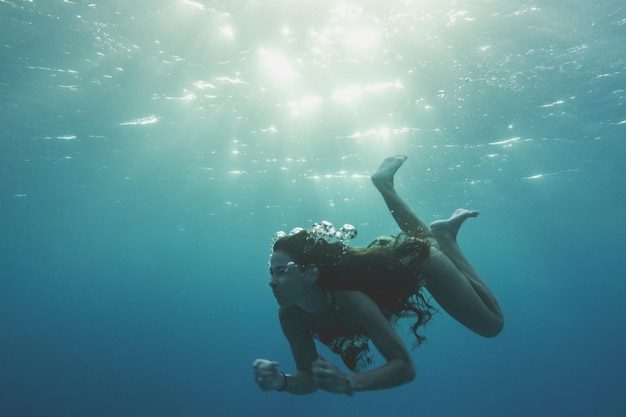 Foto mulher jovem a nadar no mar