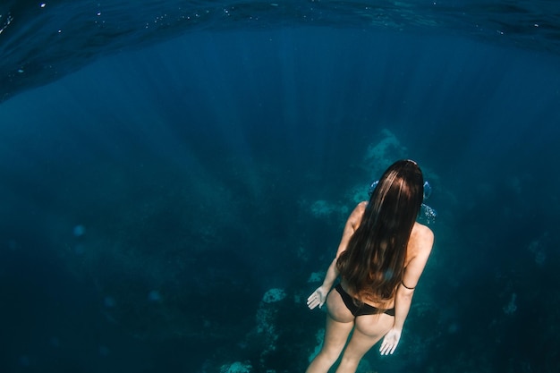 Mulher jovem a nadar no mar