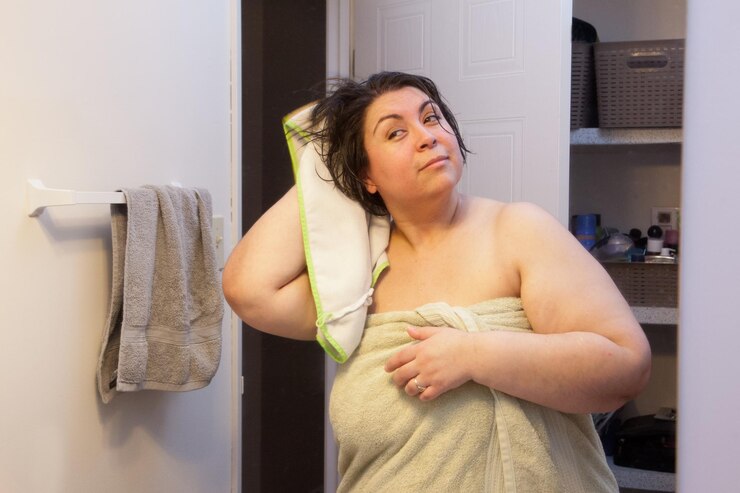 Foto mulher jovem a olhar para a câmara em casa.