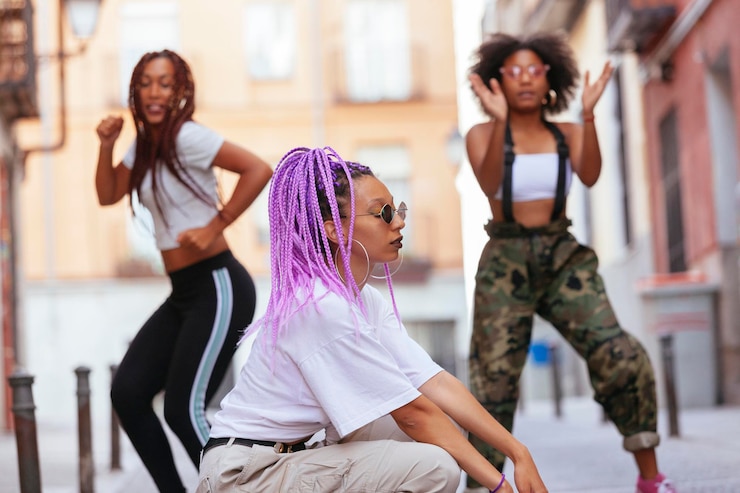 Foto mulher jovem a olhar para a câmara.