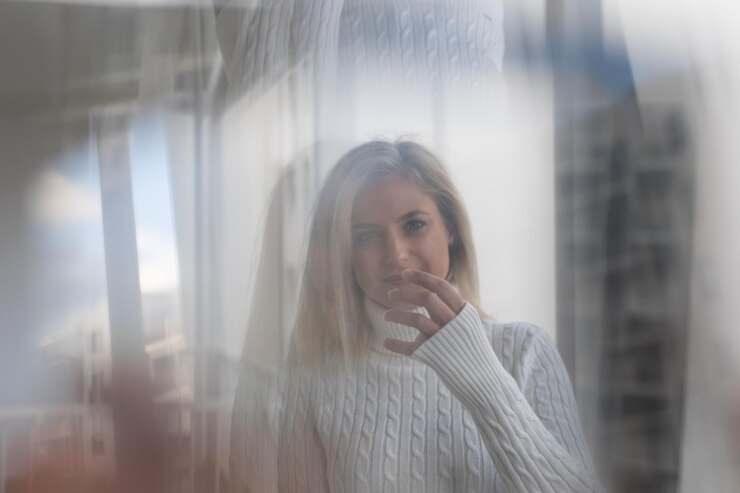 Foto mulher jovem a olhar para longe