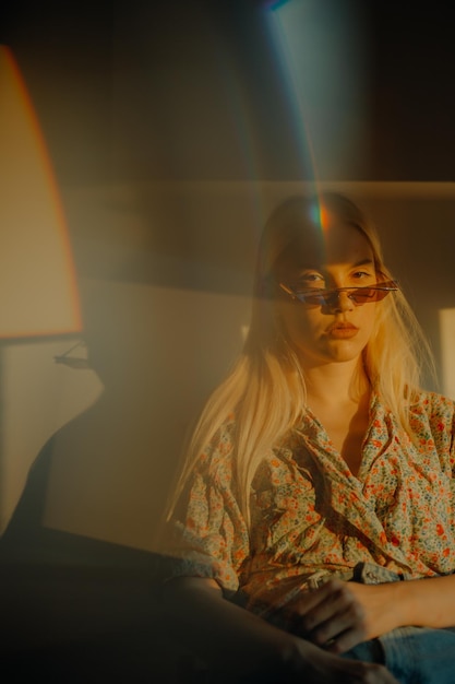 Mulher jovem a olhar para longe